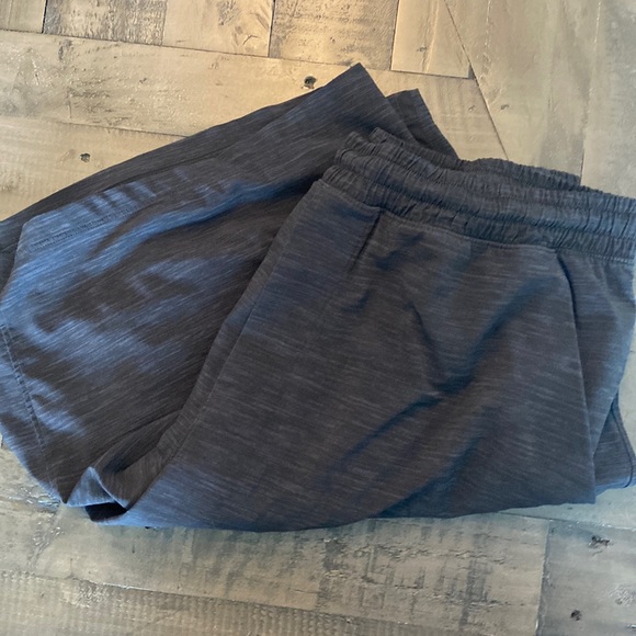 Men’s Lululemon pacebreaker shorts with liner - Picture 2 of 6